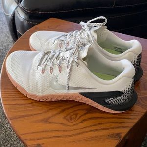 Women’s size 10 Nike Metcon Training shoes EUC